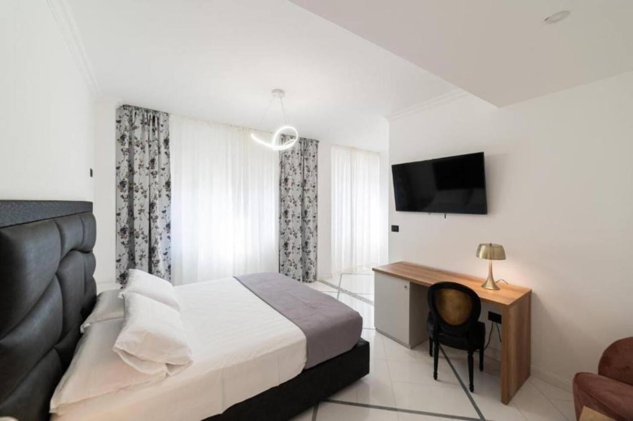 Apartments Hotel Real Suite Napoli Chiaia Mergellina Luaran gambar