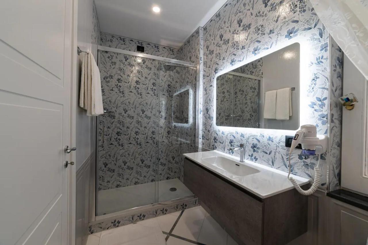 Apartments Hotel Real Suite Napoli Chiaia Mergellina Luaran gambar
