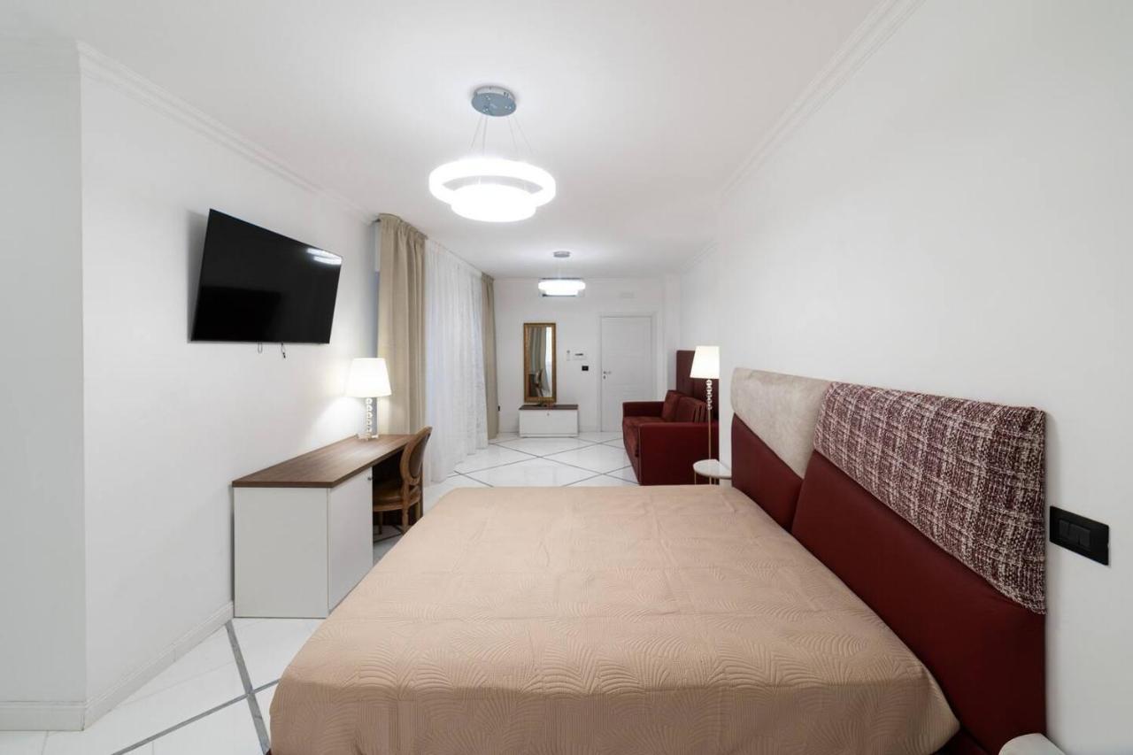 Apartments Hotel Real Suite Napoli Chiaia Mergellina Luaran gambar
